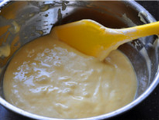  铜锣烧,搅拌均匀成稀薄合适的面糊，如果感觉太干，可以适当添加牛奶，拌匀即可；拌好的面糊盖上保鲜膜静置10到15分钟