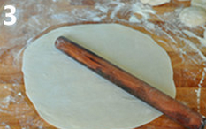 烙饼,用擀面杖擀成极薄的面饼