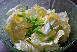 炝拌黑白菜,娃娃菜或大白菜心洗净控干水分，撕成适口大小的片儿，与香菜叶一起放入大碗