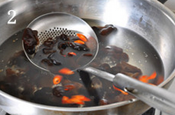 炝拌黑白菜,木耳泡发洗净撕成适口大小的片儿，小红尖椒3个切段，一起放入加入少许盐（分量外）的沸水锅中焯烫片刻，捞出控干水分
