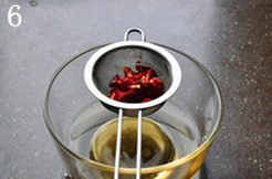 炝拌黑白菜,将干红辣椒剪成小段，连同辣椒籽一起用少量清水浸泡片刻，过滤出水分备用