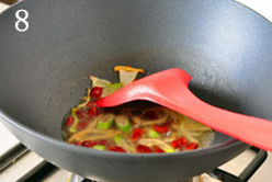 炝拌黑白菜,下入浸泡过的干红辣椒，继续小火慢慢煸炒至辣椒颜色变红、变深、油色发红