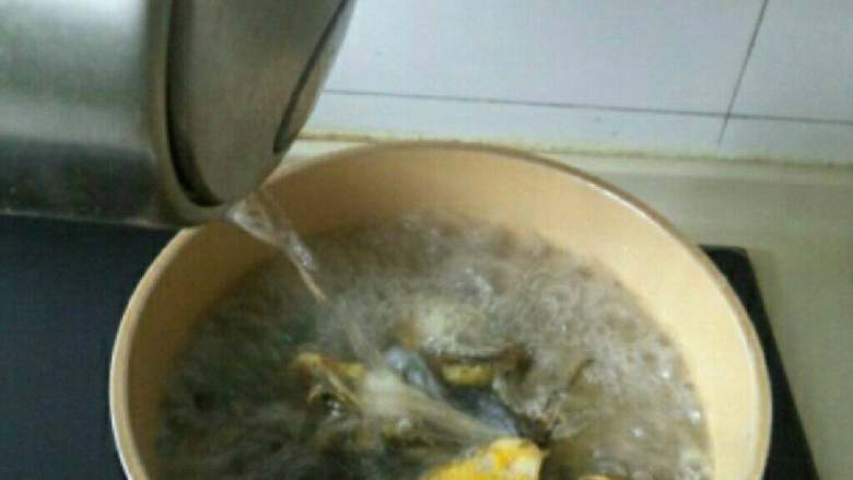 黃骨魚豆腐汤,放入煎过的黄骨鱼，添适量开水；