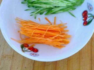 蔬菜沙拉拌饭,胡萝卜去皮和黄瓜洗净切丝；