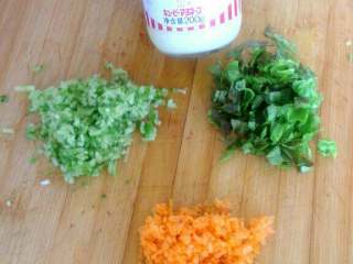 蔬菜沙拉拌饭,大叶生菜  胡萝卜和黄瓜切碎，沙拉酱备好；