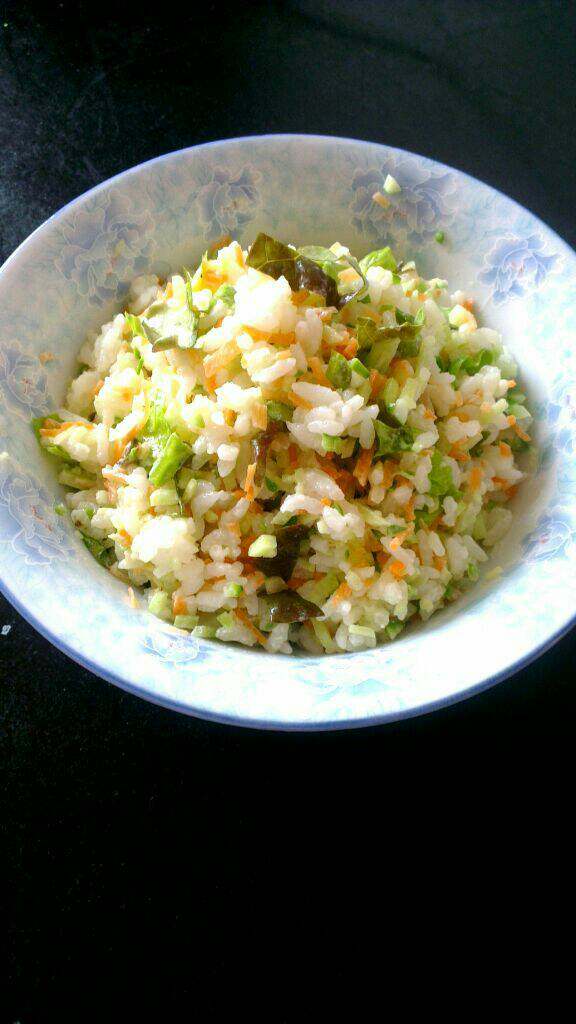 蔬菜沙拉拌饭,将煮熟的米饭盛入碗中，放所有菜碎和适量沙拉酱拌匀即可食用^O^