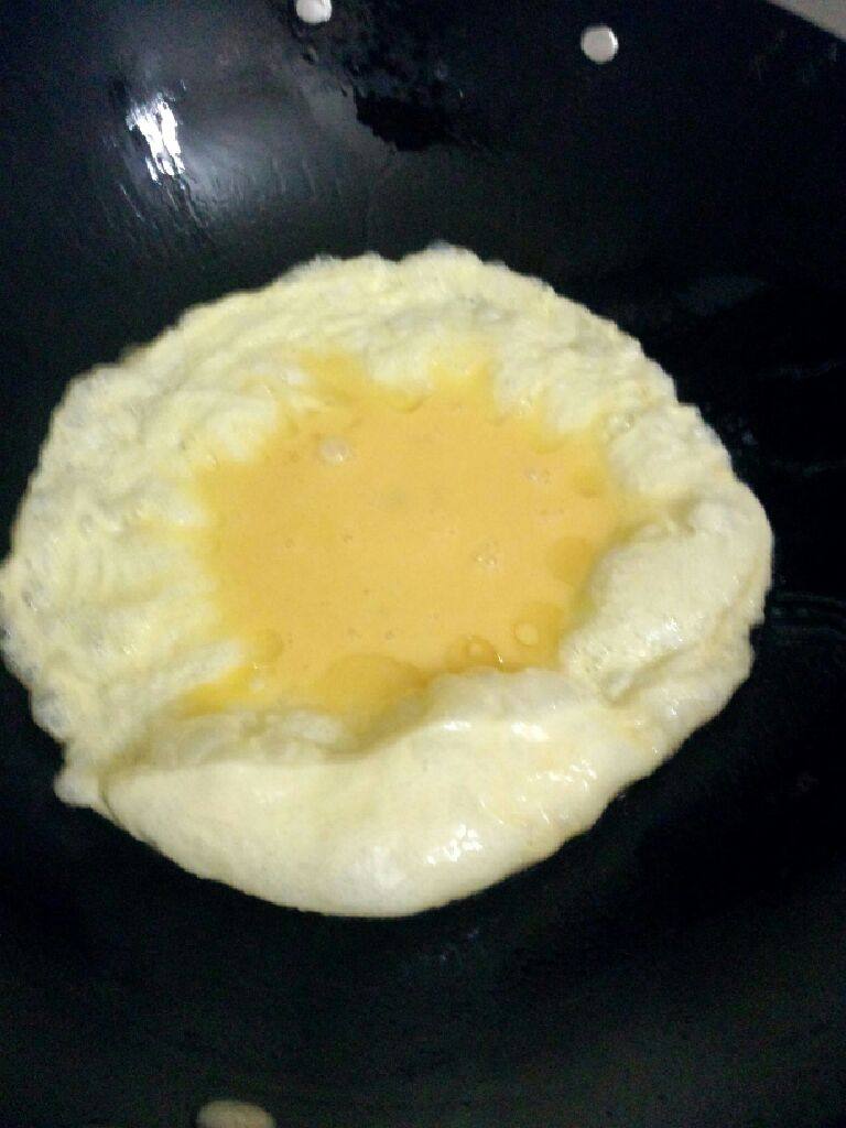 苦瓜条炒蛋,锅加油烧热把鸡蛋倒入煎