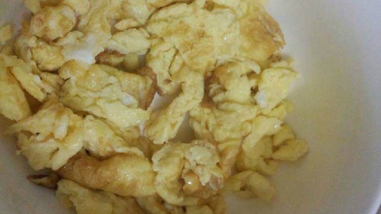 苦瓜条炒蛋,煎至两面略金黄在把鸡蛋弄散盛出待用