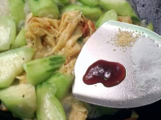丝瓜炒腐竹片,炒到有七分熟在加盐  鸡精粉  蚝油