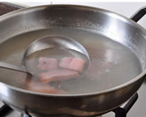 腌笃鲜,将寸骨、咸肉、火腿一起放入砂锅（我用铸铁锅），加入足量开水或高汤，大火煮开后打去浮沫