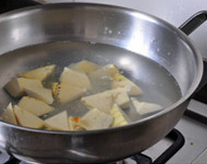 腌笃鲜,捞出笋块儿，沥干水分，趁热加入汤锅中，继续炖煮30分钟左右