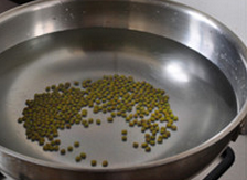 八宝豆豉焖羊肉,锅中坐水（凉水），加入1把生绿豆