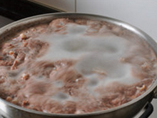 八宝豆豉焖羊肉,下入切成核桃块儿的羊肉，中大火煮开约2、3分钟，出净血沫