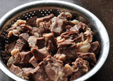 八宝豆豉焖羊肉,将羊肉快用不烫手的热水冲洗干净，沥干水分备用