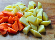 八宝豆豉焖羊肉,土豆、胡萝卜切滚刀块儿备用