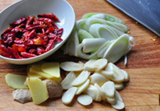 八宝豆豉焖羊肉,葱姜蒜切片，干红辣椒剪成段儿备用