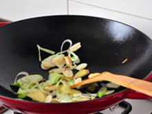 八宝豆豉焖羊肉,起炒锅，烧热后加入少许食用油，爆香葱姜蒜