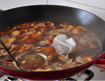 八宝豆豉焖羊肉,加入适量开水，没过羊肉，加入调料包，大火煮开后，打去浮沫
