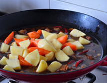 八宝豆豉焖羊肉,加入胡萝卜和土豆，继续焖炖至所有材料熟烂