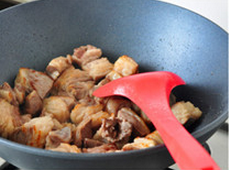 红烧羊肉,烧热炒锅，加入少许食用油，下入羊肉块儿，大火煸炒至羊肉出油、表面起焦