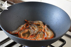 茄汁油焖大虾,下入大虾，用热油煎炒