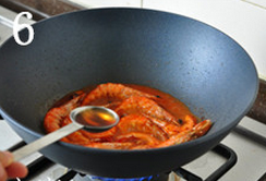 茄汁油焖大虾,待两面煎至变色、虾壳略略起焦时，烹入料酒，翻炒均匀