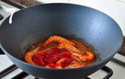 茄汁油焖大虾,下入番茄酱，少许盐调味，点入少许芝麻香油，翻炒均匀