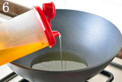  香椿炒蛋,烧热炒锅，加入适量食用油，比平时炒菜的油要多一些