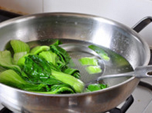 卤肉小油菜,下入油菜焯烫至水再次沸腾，捞出控干水分