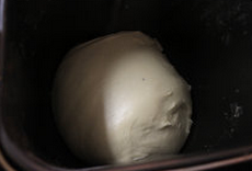 红糖皇冠面包,将材料放入面包机，然后面包机一角放入糖、另一边放入盐，中间放入粉类，酵母在粉类中间挖个洞放入。循环两次dough程序，揉至扩展阶段