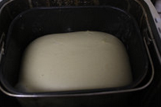 红糖皇冠面包,将面包机拔下插头，发酵1个小时至面包发至2倍大。用手指沾面粉，摁个点，不回弹，边上的面团不回缩即可
