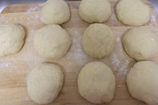 红糖皇冠面包,瘦身减气，分成10等分，搓圆中间发酵15-20分钟