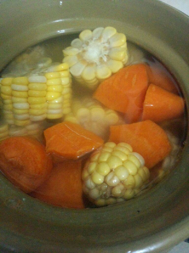 玉米红罗卜马蹄汤,飞好在捞出来洗干净  在拿出沙锅加水烧开  在把所以材料全部放入煲