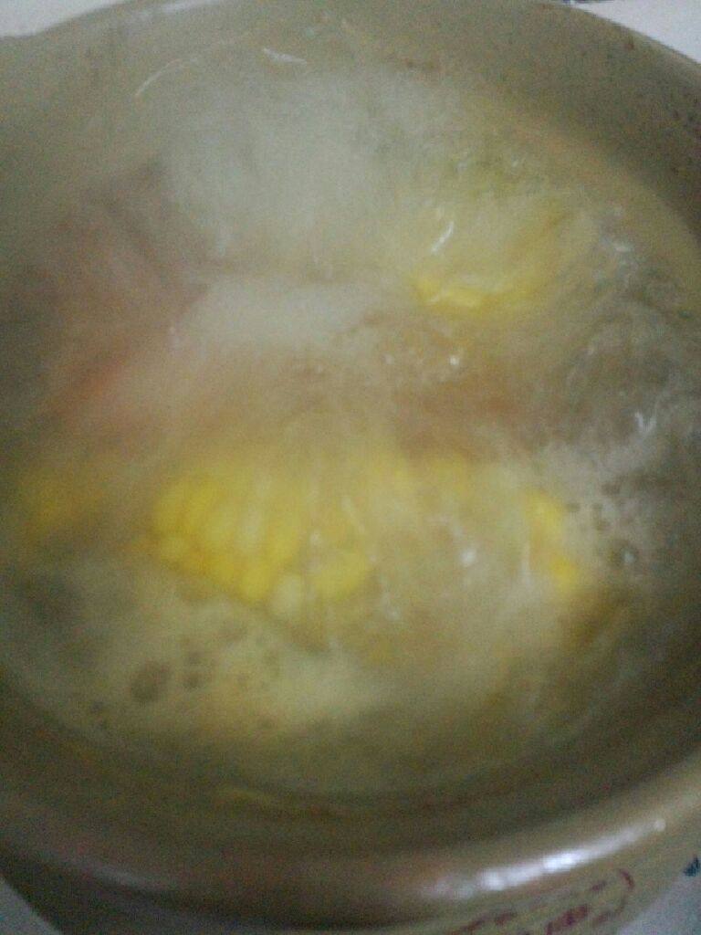 玉米红罗卜马蹄汤,大火煲开后在转小火煲一个小时左右