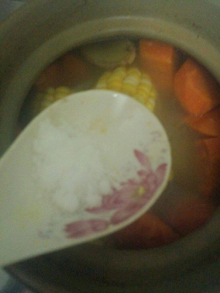 玉米红罗卜马蹄汤,煲好后在加入适量的盐煲二十分钟