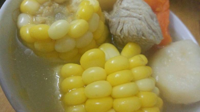 玉米红罗卜马蹄汤,盛碗食用