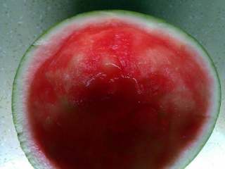 银耳西瓜盅,炖银耳的时候  可以准备西瓜  挖出西瓜球  备用