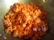 泡菜五花肉炒饭,根据自己的口味加入韩式辣酱拌炒