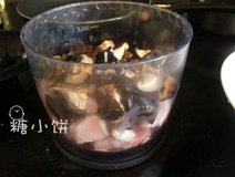 豆腐皮香菇肉卷,香菇和猪腿肉都切成小块，放入搅拌机中打成泥