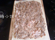 豆腐皮香菇肉卷,把拌好的肉馅铺在豆腐皮上