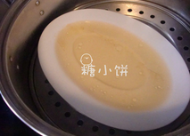 豆腐皮香菇肉卷,盘子里的汤汁留着可以做蘸料，肉卷切片，装盘即可