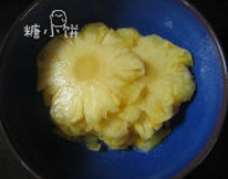 烤菠萝花,切成片状，用淡盐水浸泡一下