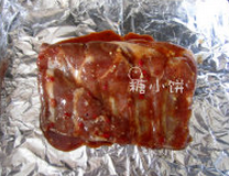 BBQ甜辣烤肋排,第二天取出，放在锡纸上，腌肉的料汁刷在肋排表面