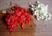 意式辣番茄酱斜管面,红椒和蒜全部都切碎备用