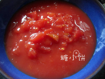意式辣番茄酱斜管面,切丁的番茄罐头倒出来备用