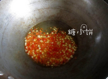 意式辣番茄酱斜管面,橄榄油烧热后加入红椒和蒜蓉炒香