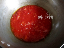 意式辣番茄酱斜管面,加入番茄丁翻炒成酱状，加盐调味