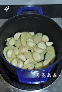 黑椒干锅虾,取一个砂锅或者保温性能好的锅子（我用的是珐琅铸铁锅），把姜和大蒜粒铺满锅底，再倒入三汤匙左右食用油（能铺满整个锅底的量就可以）