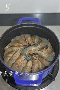 黑椒干锅虾,把腌好的沼虾排入锅中，同时把碗里腌制时的腌汁也一并倒入锅中，盖上盖子，开中大火煮开，转小火焖煮10分钟左右