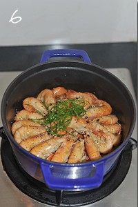 黑椒干锅虾,开盖撒些黑胡椒碎，盖上焖一分钟，开盖撒葱花，连锅端上桌可以开动了